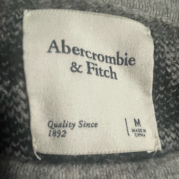 Abercrombie gray/black cheetah sweater with shoulder zipper detailing - Picture 4 of 4